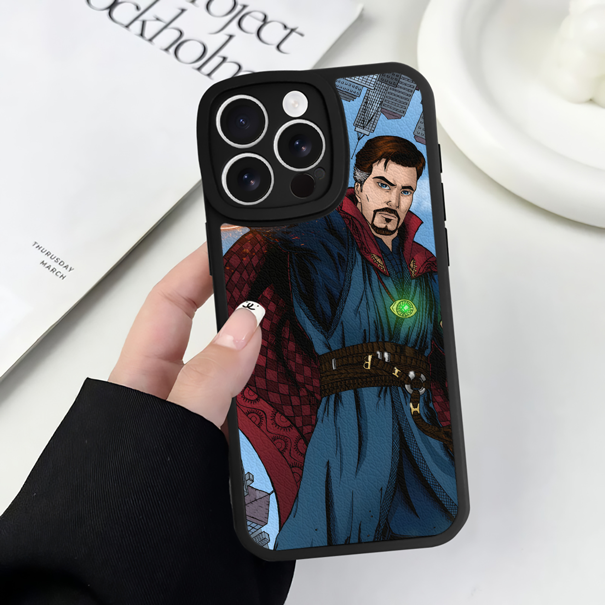 （画像用） アベンジャーズ The Avengers 【iPhone 16シリーズ対応】シリコンスマホケース（レザー調） 材質：シリコン